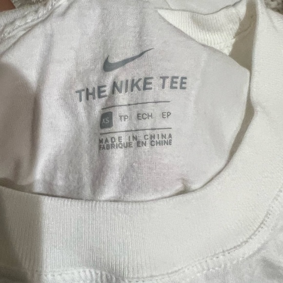 Nike - Women's Sportswear Essential Cropped T-Shirt - Picture 4 of 5